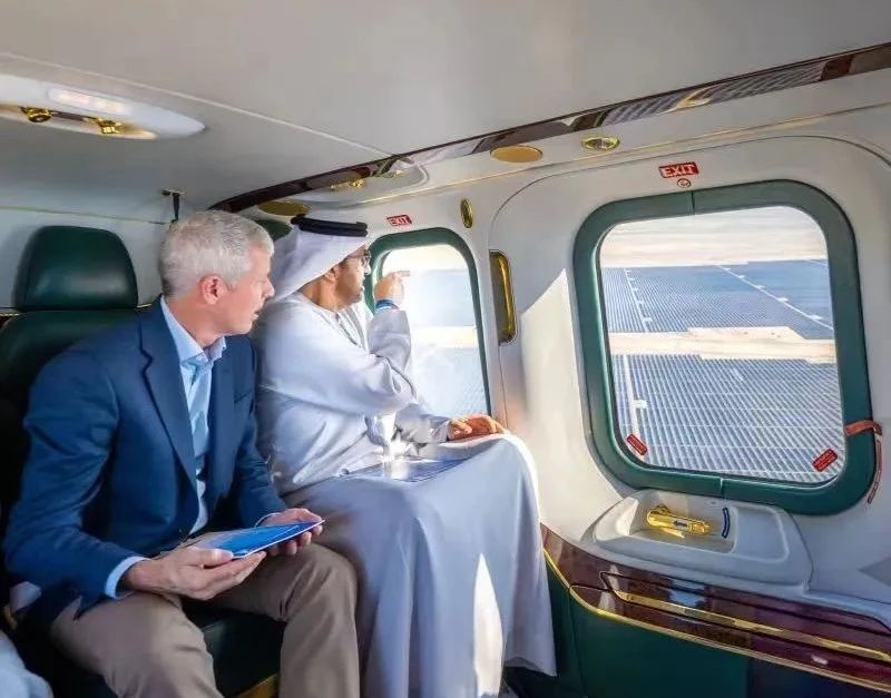 美国能源部长及阿联酋气候变化事务特使到访304永利集团参与投资的阿布扎比光伏发电项目