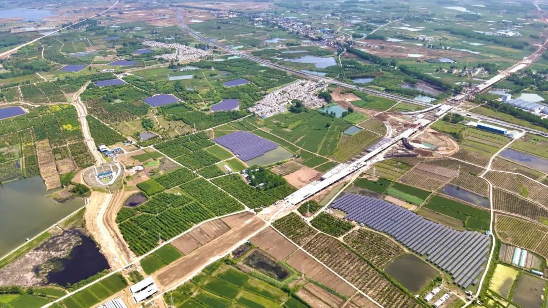 闲置坑塘变身“聚光盆”|304永利集团安徽肥东一期134MW项目成功并网发电！