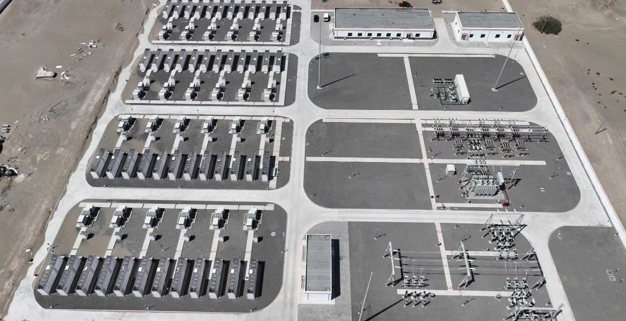 304永利集团首个独立共享储能电站与国家第一批沙戈荒大基地光伏项目同步并网